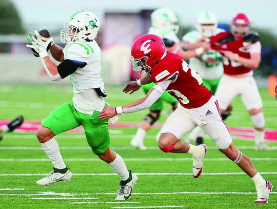 Aden Sanchez reels in a Rhett Murray pass for a big first down during first-half play on Friday. The Bulldog beat the Billies, 22-15. Photos by Wayne Craig/Clear Memories