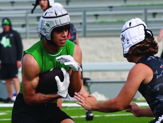 Senior running back Josiah Coronado is making plays for the Bulldogs. Photos by Jennifer Fierro/TexasChalkTalk.com