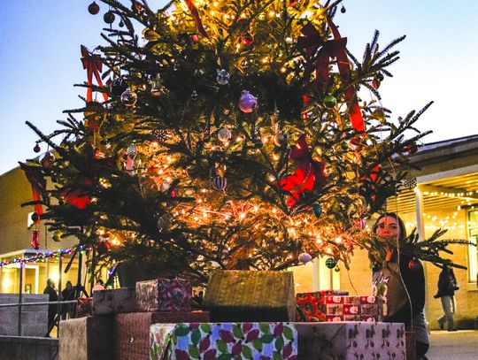 Burnet High School celebrated the Lighting of their Tree Dec. 11. Find more photos on Page 8A. Martelle Luedecke/Luedecke Photography
