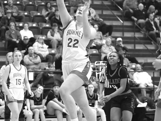 Lady Dawg senior Cydney Robison (22) turns a Sierra Schaefer pass into quick points as she beats Salado’s defense down the lane.