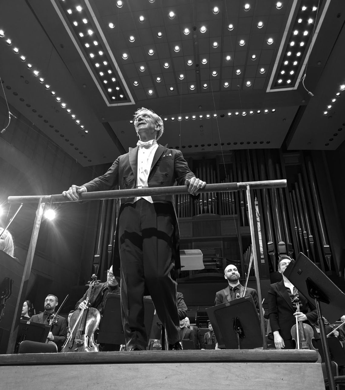 Cutline: Dallas Symphony Orchestra conductor Fabri Luisi and several members of the orchestra acknowledge fulsome applause after they completed the Beethoven masterpiece. Raymond V. Whelan/Bulletin