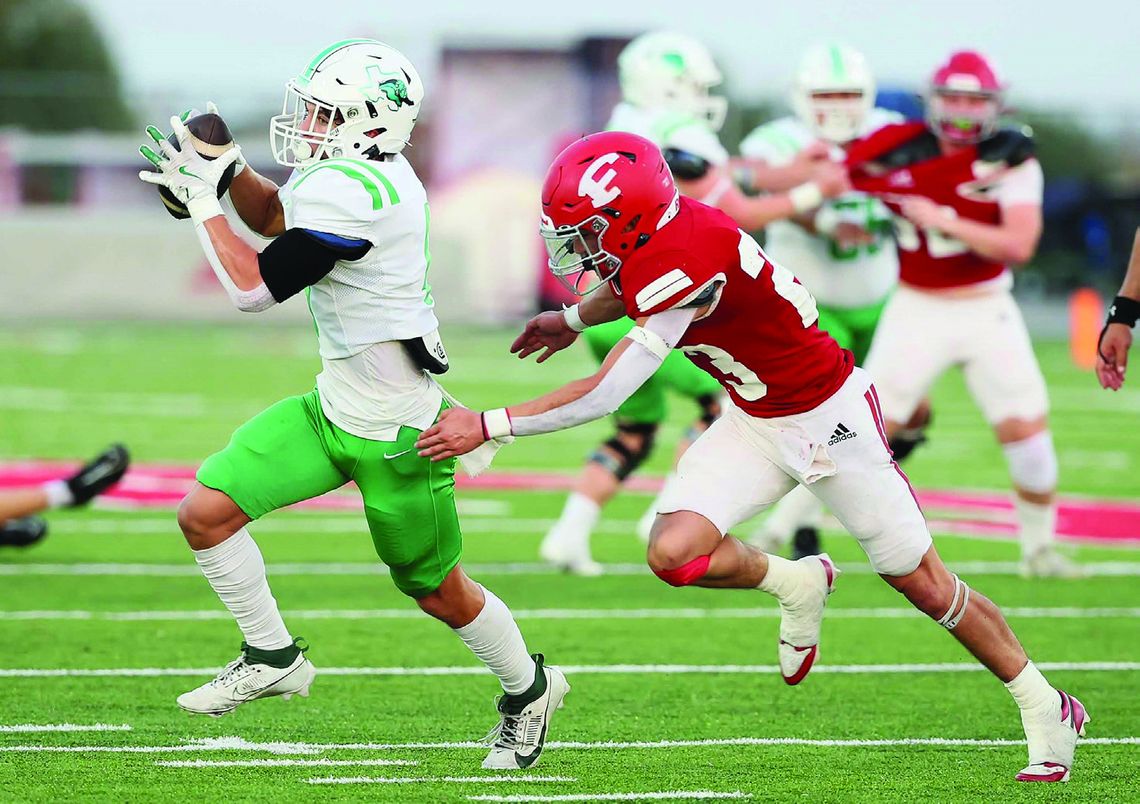 Aden Sanchez reels in a Rhett Murray pass for a big first down during first-half play on Friday. The Bulldog beat the Billies, 22-15. Photos by Wayne Craig/Clear Memories