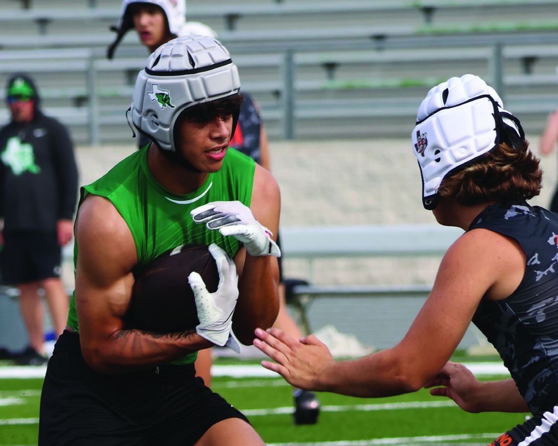 Senior running back Josiah Coronado is making plays for the Bulldogs. Photos by Jennifer Fierro/TexasChalkTalk.com