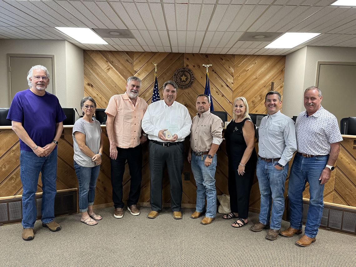 Council applauds city manager’s long-term leadership