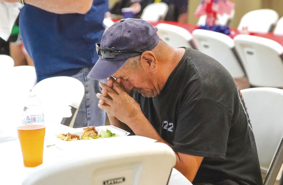 Elementary students serve dinner to veterans Marcos Torres bowed his head in prayer in the Vanderveer Street Church of Christ dining hall during the Burnet DIVAS and BROS veterans dinner served Nov. 14. Find more photos on Page 8. Photos by Martelle Luedecke/Luedecke Photography