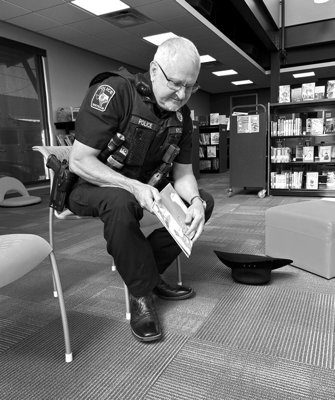 Bertram Police Chief Dewayne Kyle shared a Dr. Seuss story with the children at the library. Contributed photos/Betty Predmore