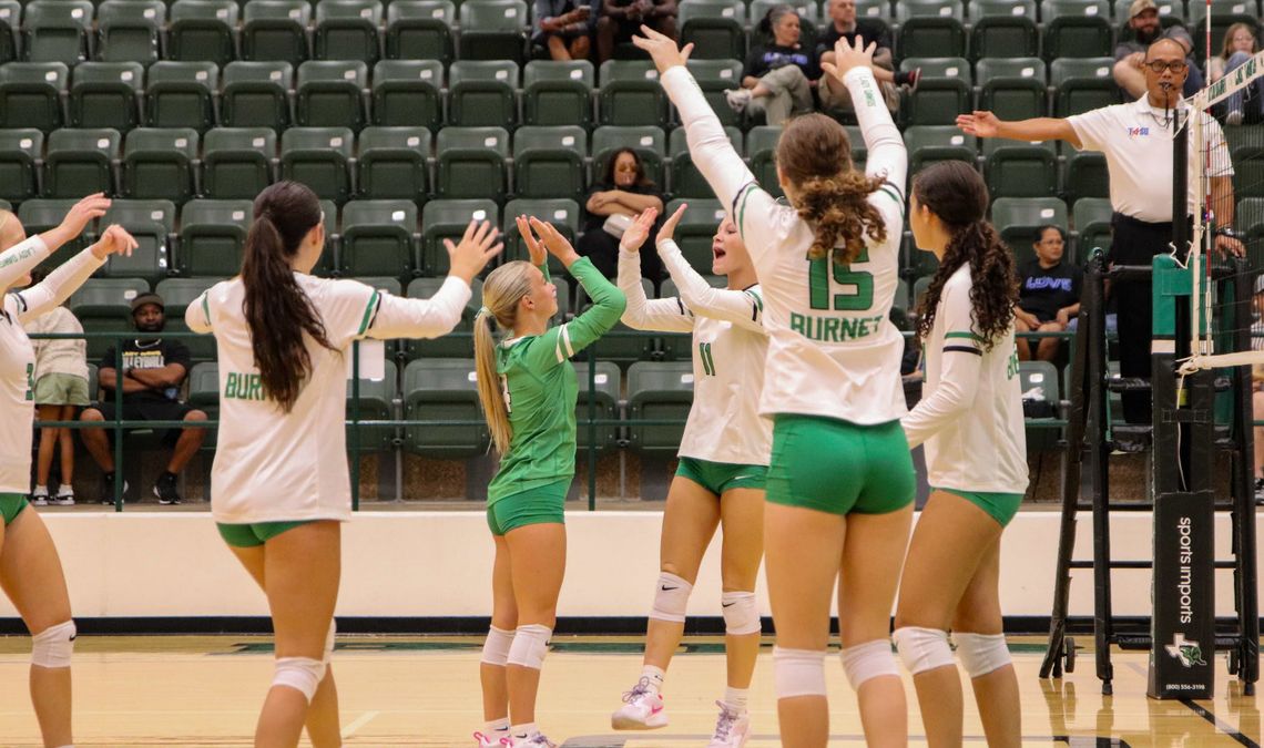 Volleyball team takes winning streak into district play
